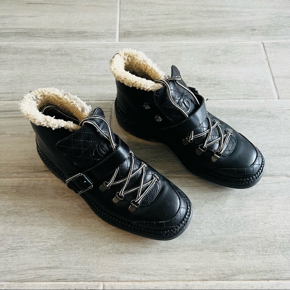 CHANEL Women CC Quilted Leather Shearling Lace Up Boots Black Size 37 Winter - Picture 4 of 9